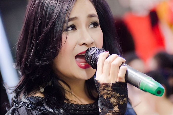 Ca sĩ Thanh Lam, con g&aacute;i nhạc sĩ Thuận Yến, người tr&igrave;nh b&agrave;y th&agrave;nh c&ocirc;ng nhất ca kh&uacute;c M&agrave;u hoa đỏ của bố m&igrave;nh