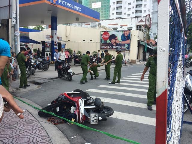Hai thanh niên đâm nhau trên đường phố TP HCM