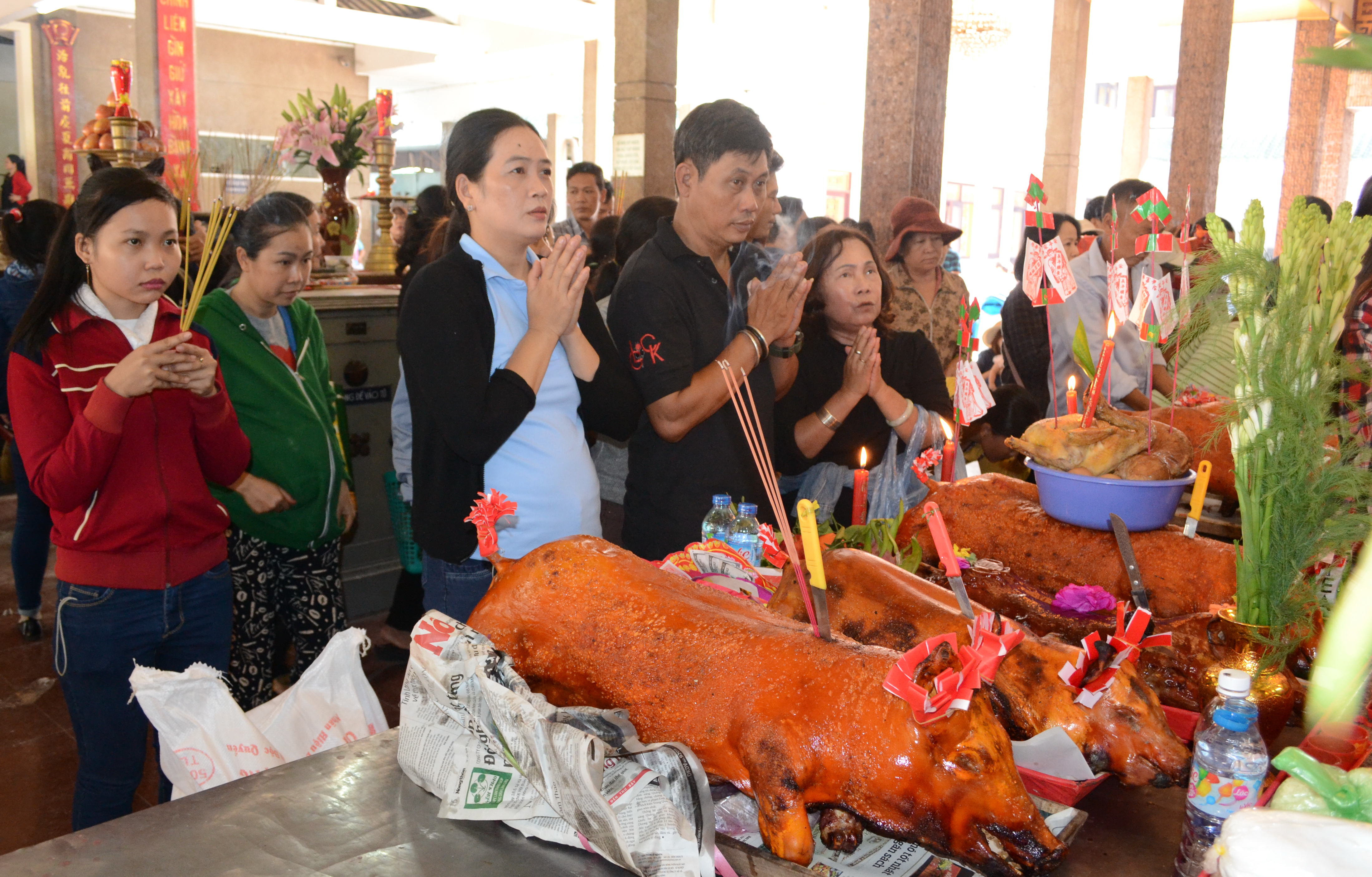 Nhiều người rất thành tâm cầu mong cho năm mới được nhiều may mắn, sức khỏe dồi dào.
