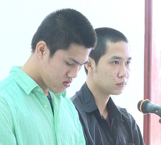 Hai bị cáo Hà Minh Thành (áo xanh) và Phạm Nhựt Đỉnh tại tòa. Ảnh: Minh Hào