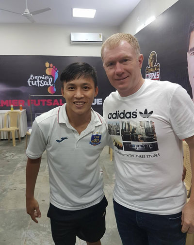 Tôn Thất Phi chụp ảnh kỷ niệm cùng Paul Scholes Ảnh: Phi Tôn