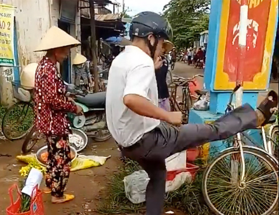 Cú đá làm chúng tôi đau, phẫn nộ!
