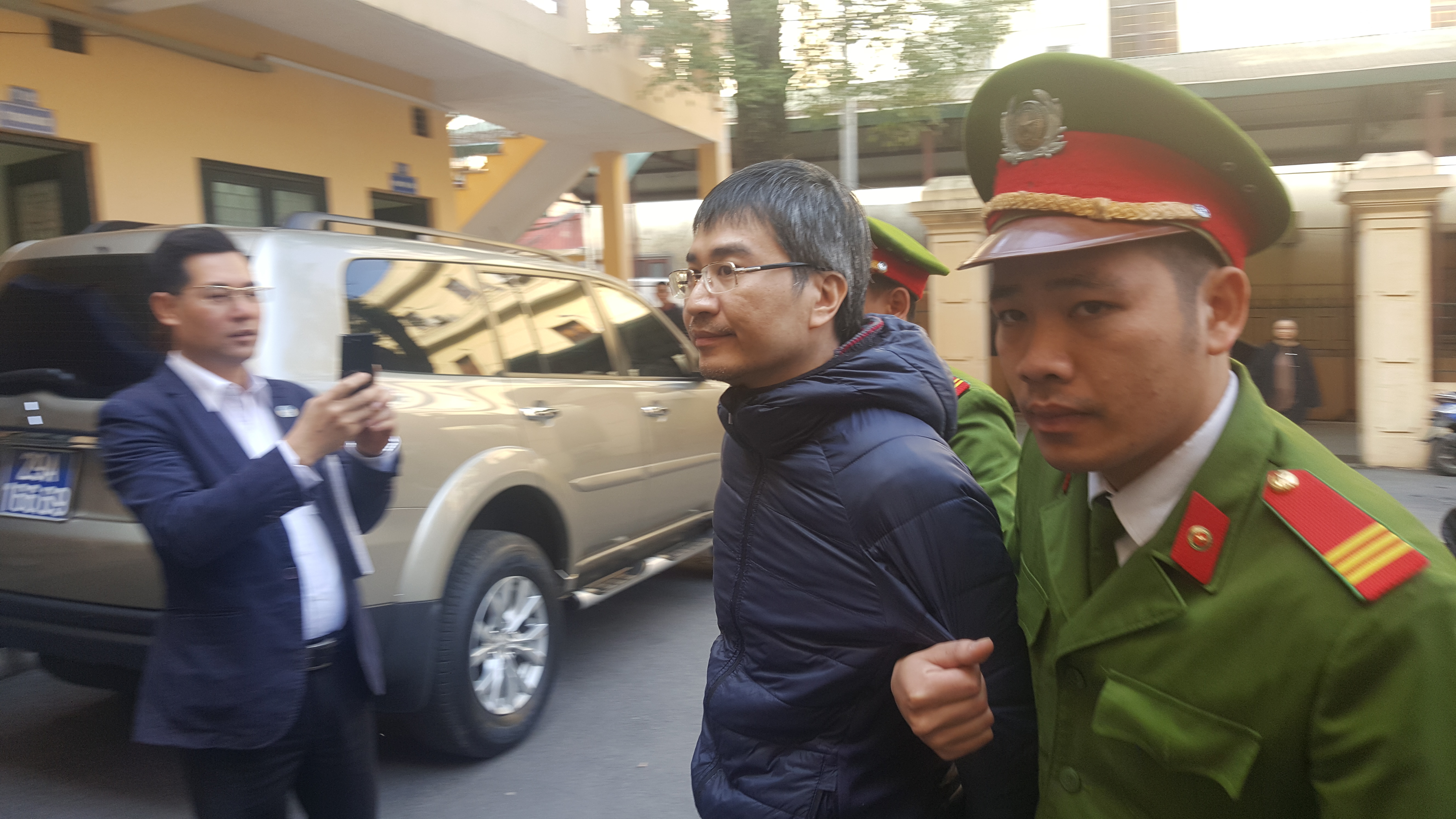 Con tham ô, bố rửa tiền