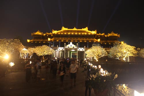 Mở cửa Đại nội Huế về đêm