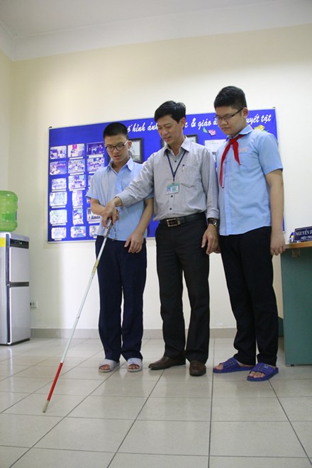 Thầy Quy sáng chế ra cây gậy dò đường hỗ trợ người khiếm thị khi tham gia giao thông.