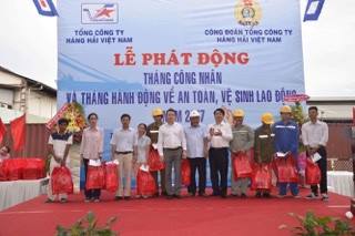 Vinalines hỗ trợ 131 công nhân lao động khó khăn