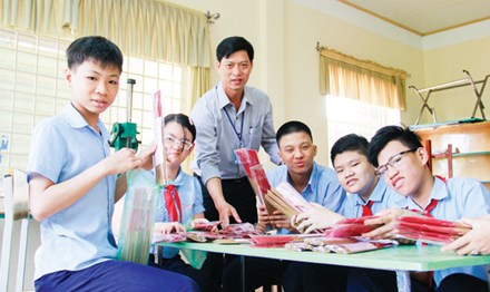Cảm động chuyện thầy giáo đi "xin chữ" của học trò