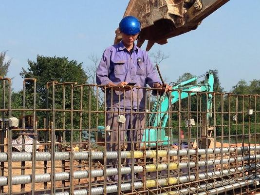 Xúc động chuyện  2 công nhân liều mình nhảy xuống sông cứu người