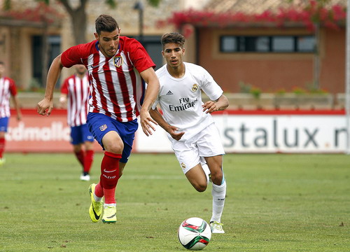 Theo khi kho&aacute;c &aacute;o U17 Atletico Madrid