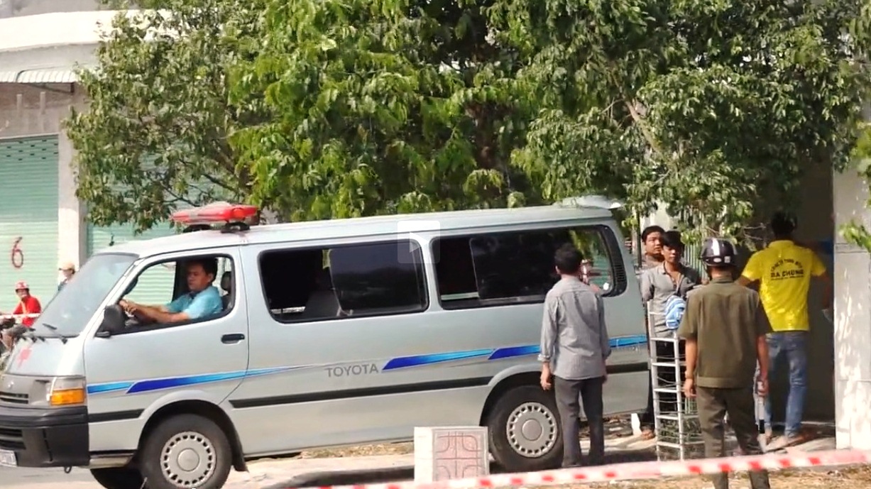 Con phát hiện bố treo cổ, mẹ chết trong phòng ngủ