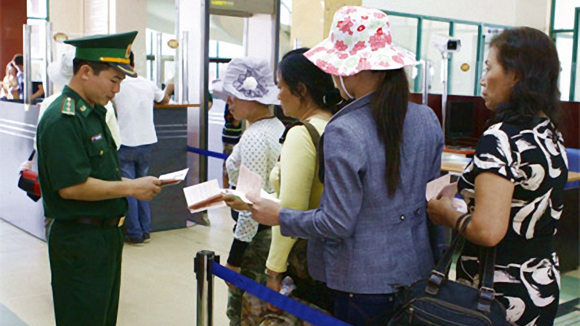 Hủy bỏ hơn 17.300 visa rời có in bản đồ đường “lưỡi bò”