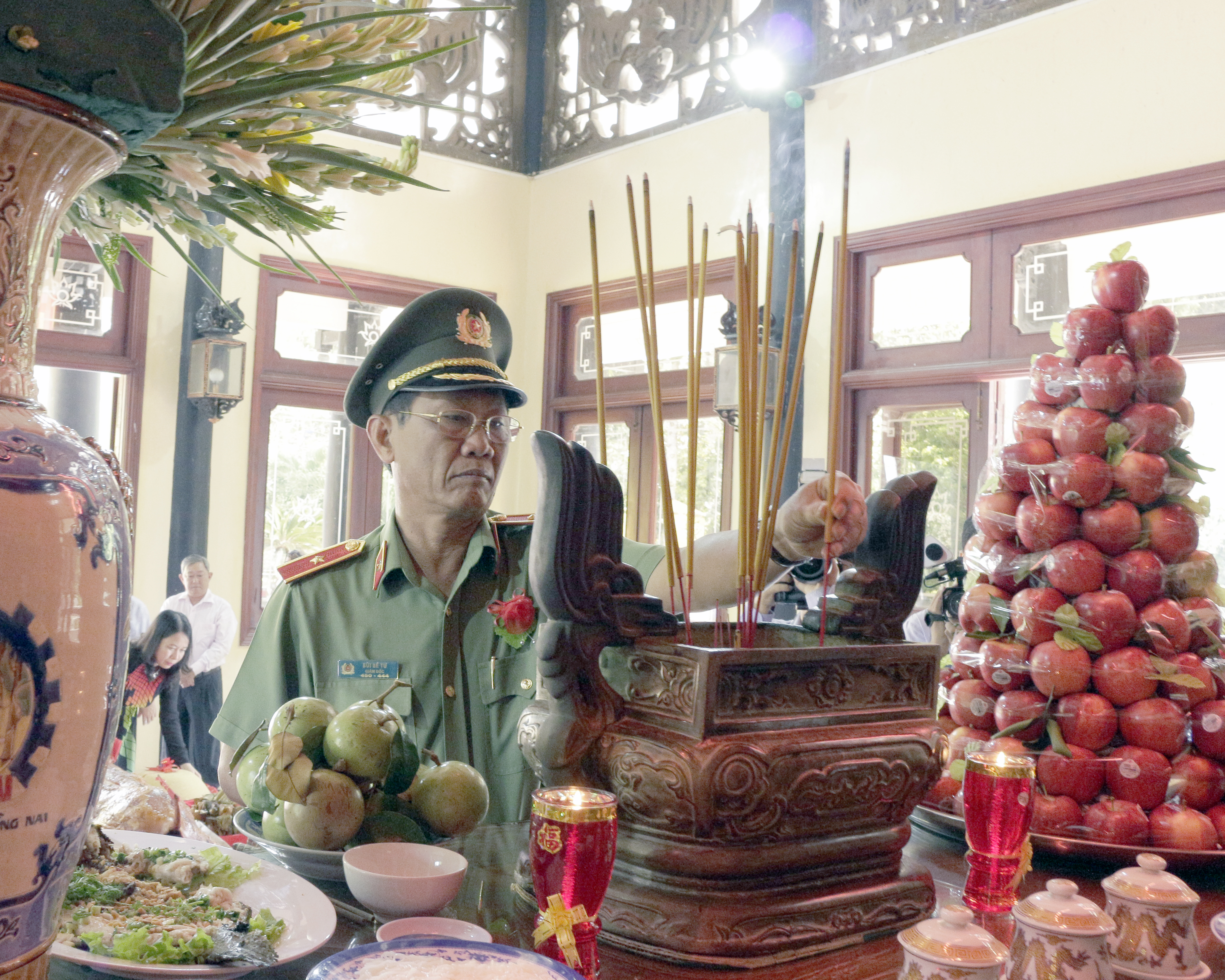 Bí thư Tỉnh ủy An Giang và Thiếu tướng Bùi Bé Tư, Giám đốc Công an tỉnh An Giang, thắp hương lên bàn thờ Bác Tôn