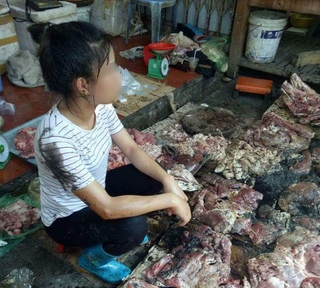 Bán thịt heo rẻ, người phụ nữ bị hất chất bẩn vào người, sạp hàng