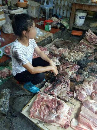 Xem x&eacute;t khởi tố vụ hất chất bẩn v&agrave;o người phụ nữ b&aacute;n thịt heo gi&aacute; rẻ - Ảnh 1.