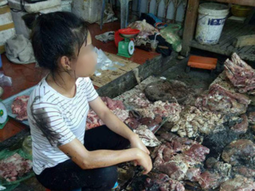 Xem xét khởi tố vụ hất chất bẩn vào người phụ nữ bán thịt heo giá rẻ