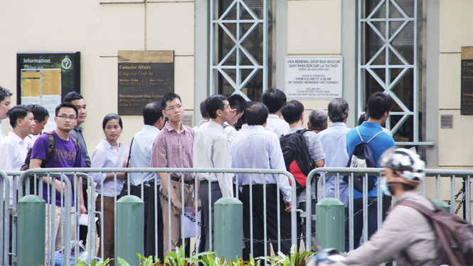 Xếp hàng chờ phỏng vấn thị thực tại Tổng lãnh sự quán Mỹ ở TP HCM. Ảnh: Trung Hiếu