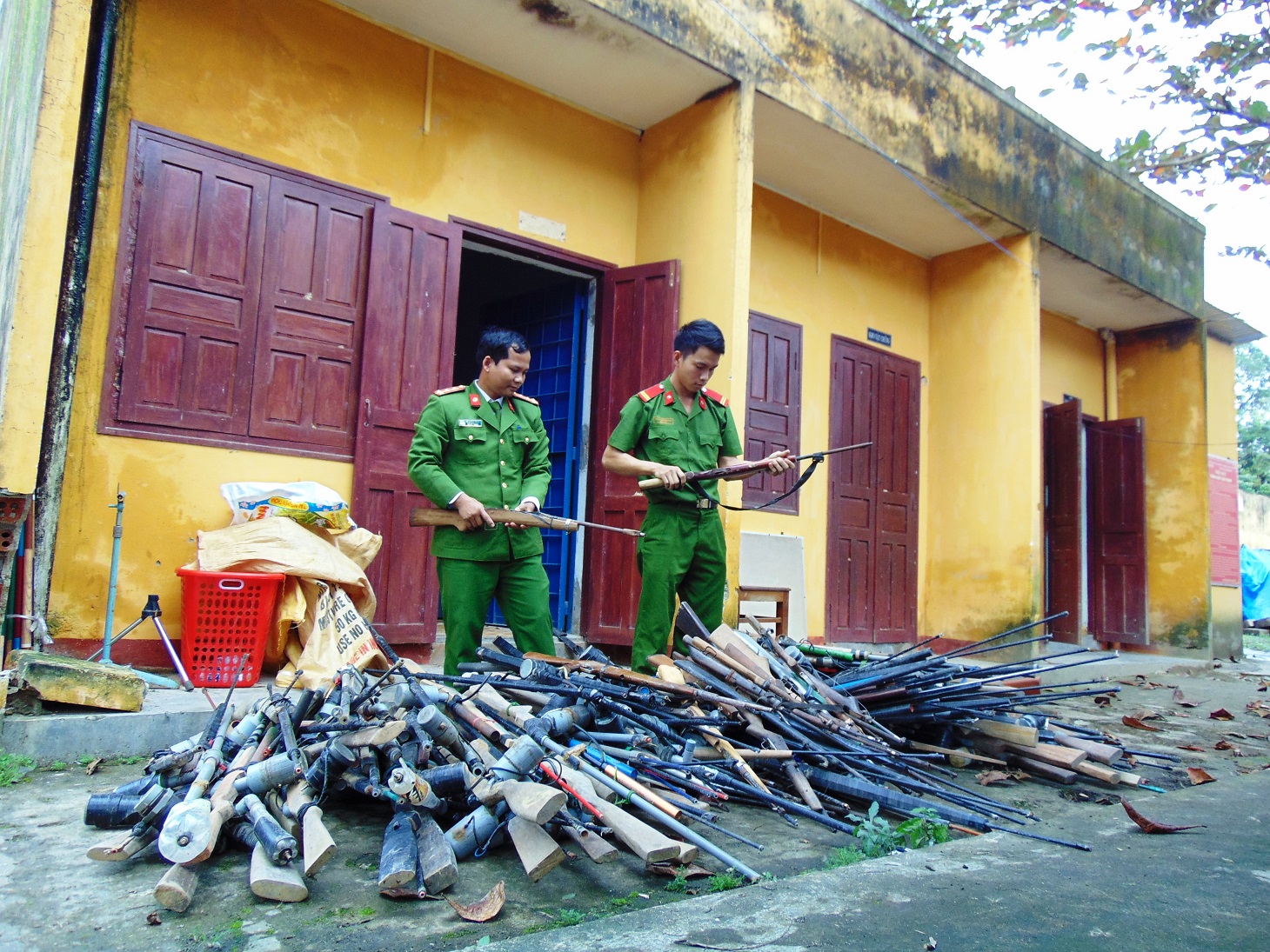 Người dân lũ lượt giao nộp súng tự chế sau khi công an vận động