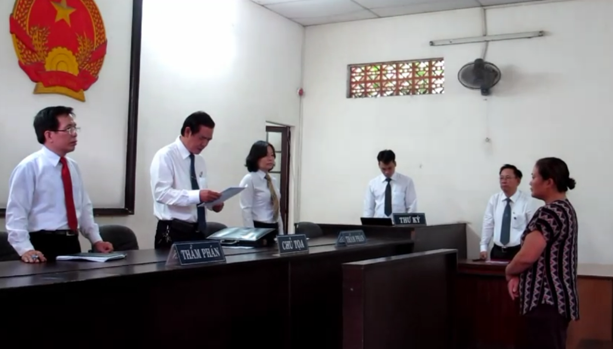 
Bị c&aacute;o V&acirc;n tại phi&ecirc;n ph&uacute;c thẩm ng&agrave;y 10-8-2013

