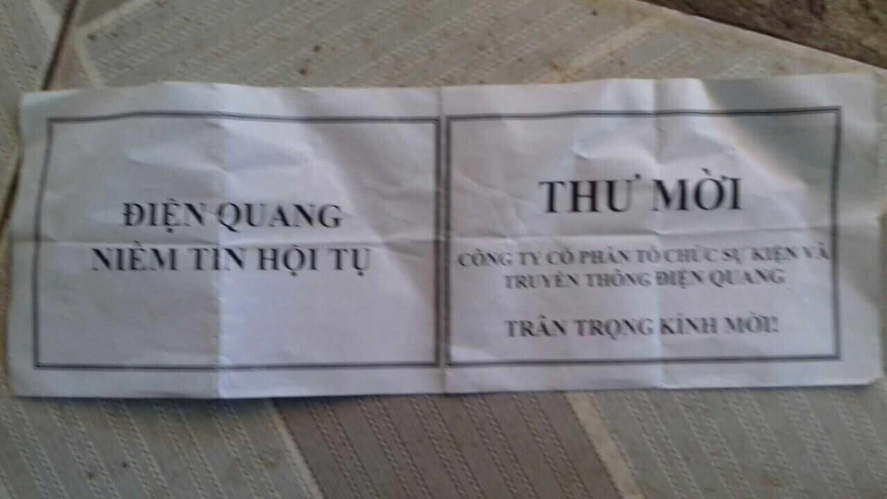 Dân bao vây nhóm người nghi bán hàng dỏm do phường giới thiệu - Ảnh 2.