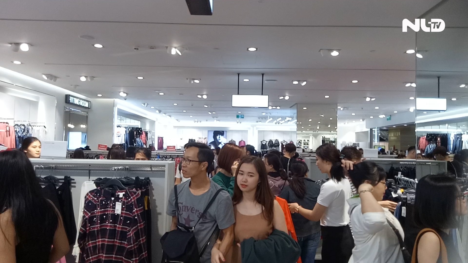 Chật ních người săn hàng giảm giá ngày “Thứ Sáu đen”