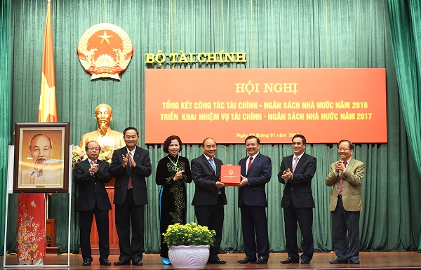 Thủ tướng Nguyễn Xuân Phúc tặng quà lưu niệm cho Bộ Tài chính - Ảnh: Quang Hiếu