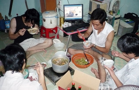 Kinh tế sáng rồi sao tiền lương vẫn tối thui?