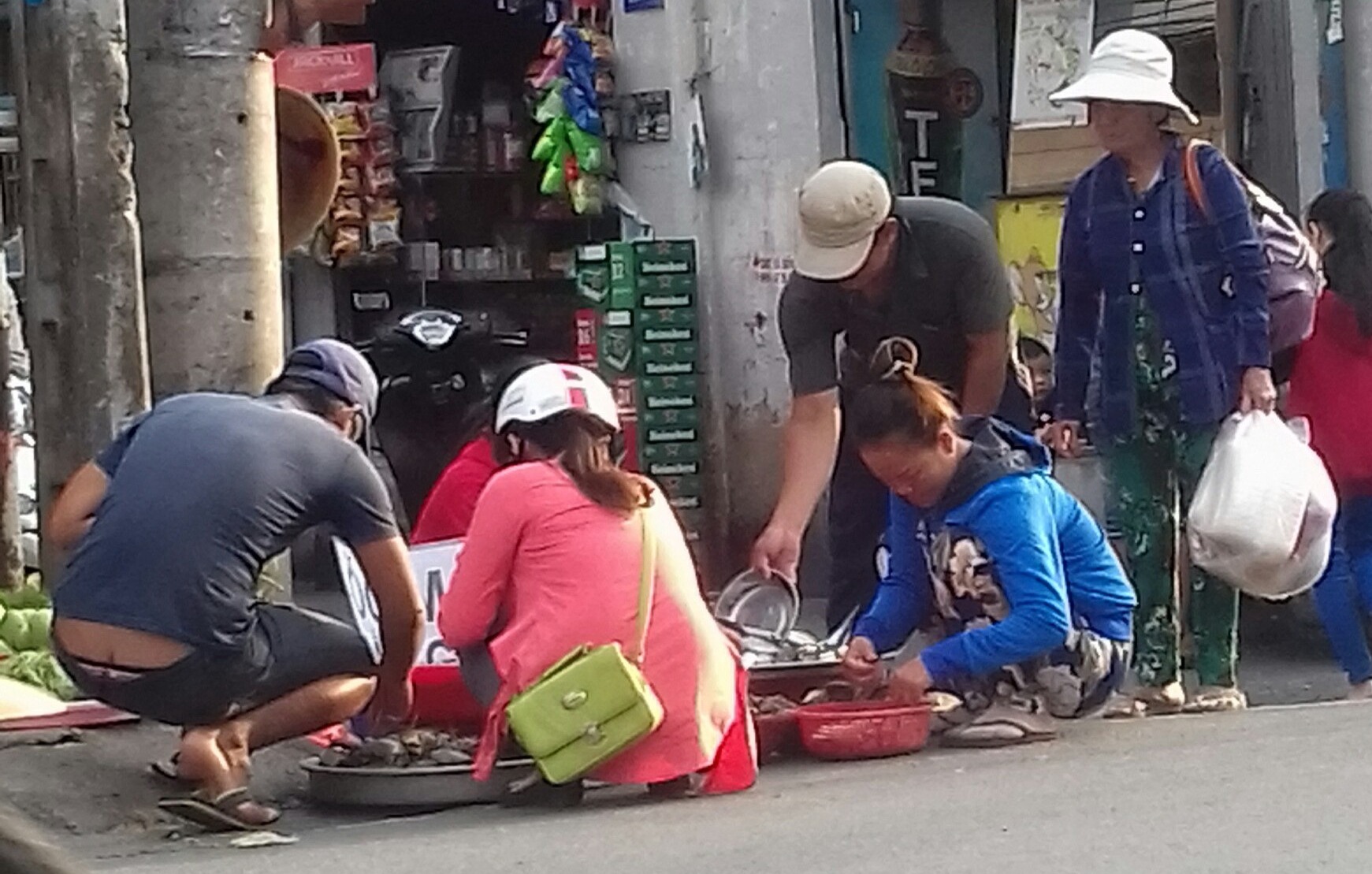 Mối lo thực phẩm bẩn từ c&aacute;c chợ tạm phục vụ c&ocirc;ng nh&acirc;n - Ảnh 1.