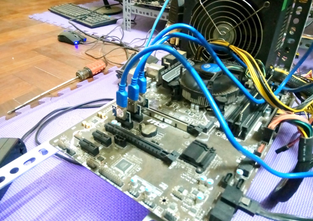 Tận mắt thấy d&agrave;n tr&acirc;u đ&agrave;o tiền ảo Bitcoin tiền tỉ ở H&agrave; Nội - Ảnh 9.