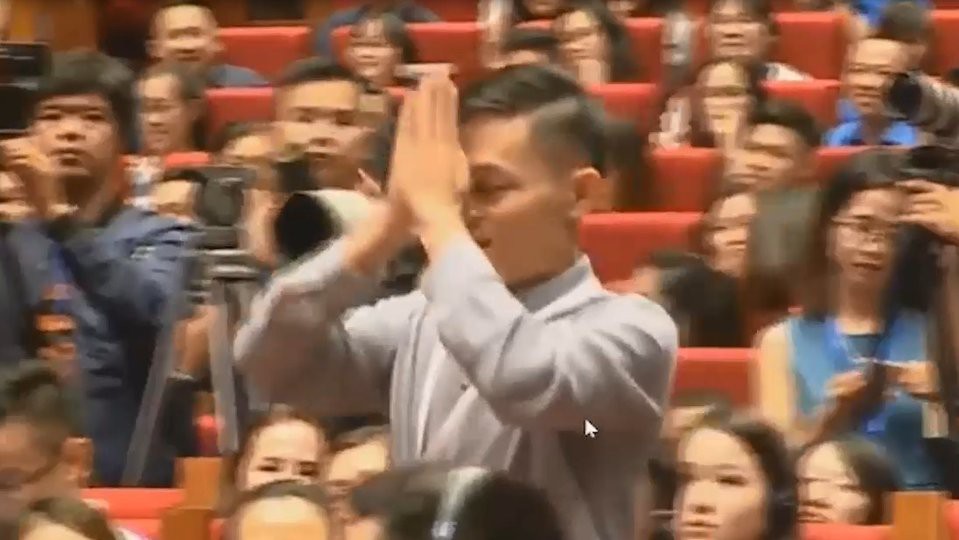 Chàng trai Việt khóc, lạy Jack Ma: Fan cuồng hay sự nhục nhã?