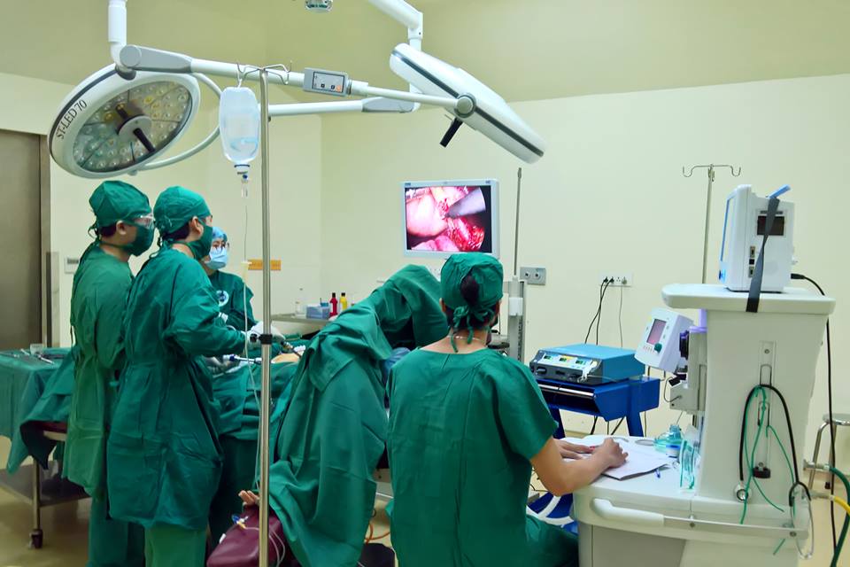 Cứu sống người say rượu bị đâm thủng gan, rách mật