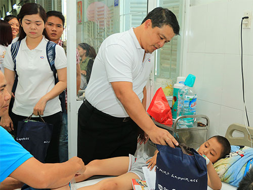 Thăm các cháu bị bệnh hiểm nghèo tại Bệnh viện Nhi Đồng 2