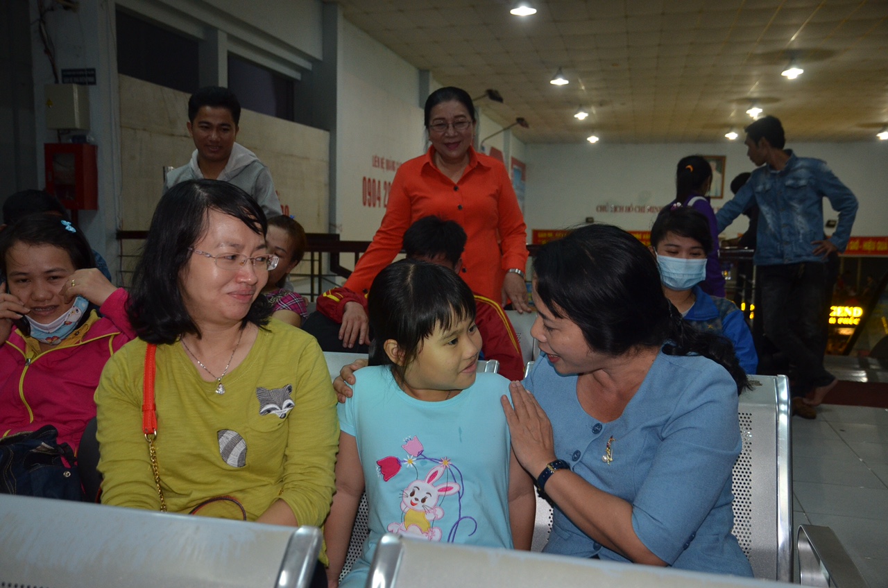 Chủ tịch LĐLĐ TP HCM Trần Kim Yến thăm hỏi con công nhân được về quê đón Tết trong chương trình Tết nghĩa tình, Xuân kết nối