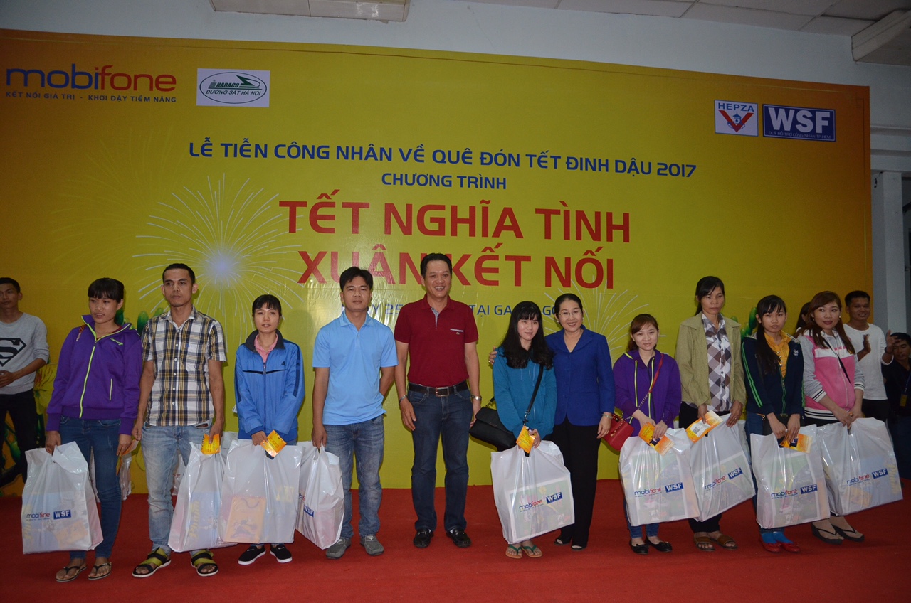 Các công nhân được nhận vé tàu về Tết xúc động trước sự chăm lo của lãnh đạo TP HCM và các doanh nghiệp