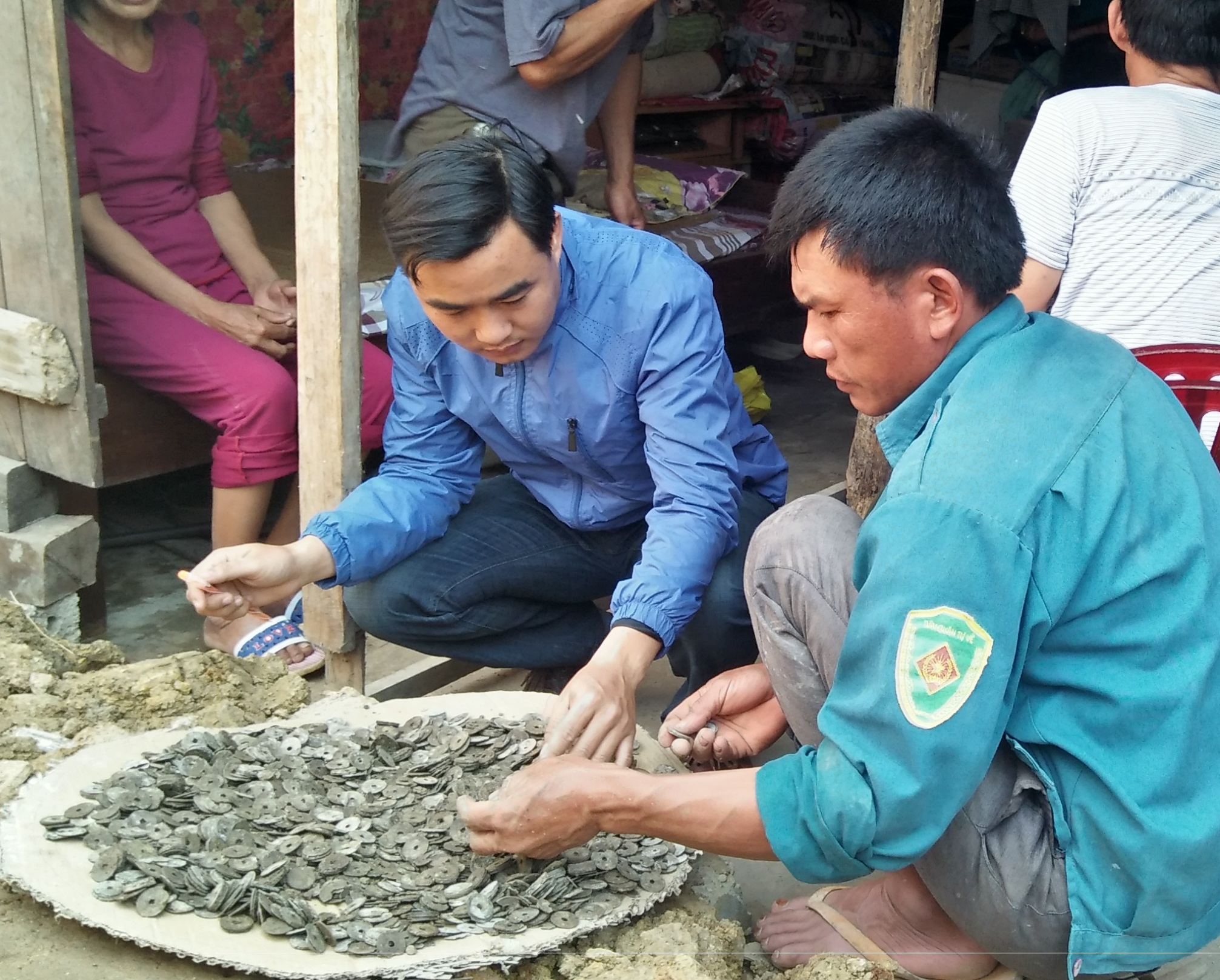 Đào móng nhà, “trúng” hũ sành đựng khoảng 10 kg tiền cổ