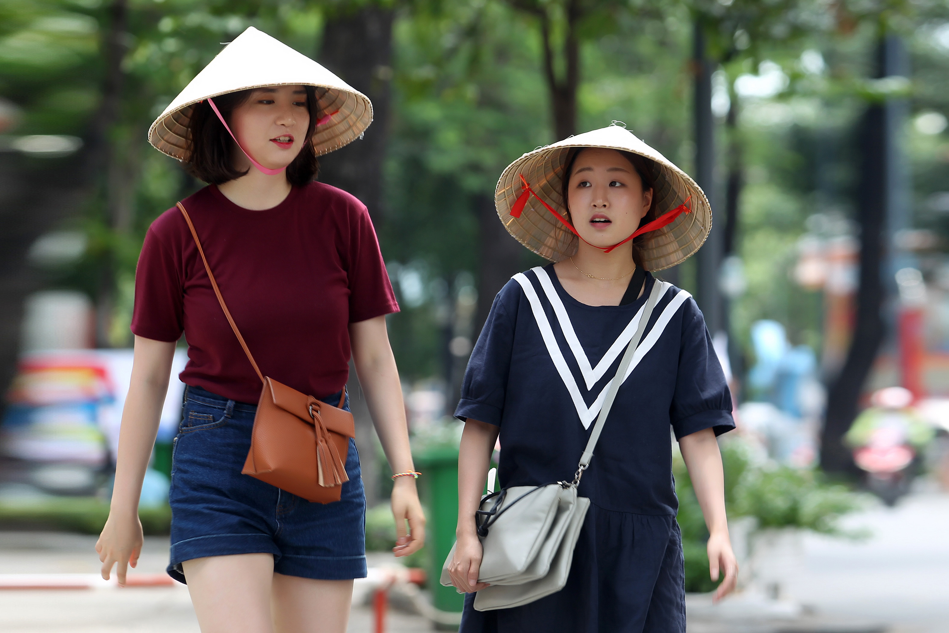 
... ngo&agrave;i ra, n&oacute;n l&aacute; Việt Nam cũng l&agrave; một sự lựa chọn cho du kh&aacute;ch v&agrave;o m&ugrave;a n&oacute;ng.
