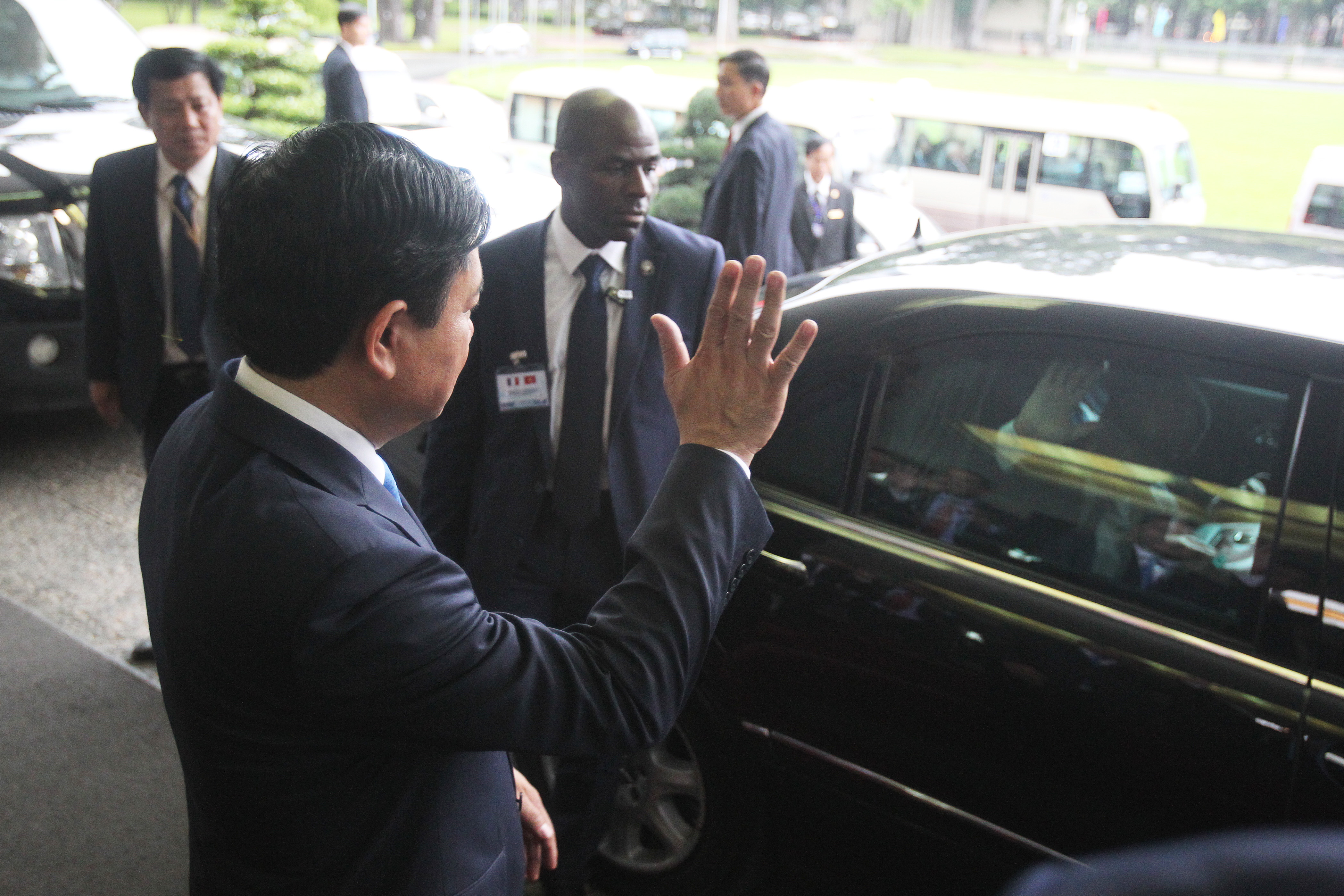 
Sau cuộc tiếp đ&oacute;n tại Hội trường Thống Nhất của l&atilde;nh đạo TP HCM, &ocirc;ng Hollande về nước. Trong ảnh: B&iacute; thư Th&agrave;nh ủy TP HCM Đinh La Thăng vẫn tay tạm biệt Tổng thống Ph&aacute;p Francois Hollande
