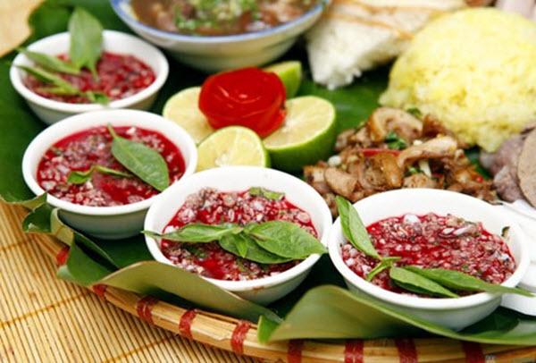 Điểm tâm sáng bằng tiết canh chó, người đàn ông bị liệt tứ chi