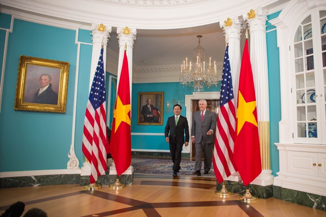 Ph&oacute; Thủ tướng, Bộ trưởng Bộ Ngoại giao Phạm B&igrave;nh Minh v&agrave; Ngoại trưởng Rex Tillerson sau cuộc hội đ&agrave;m