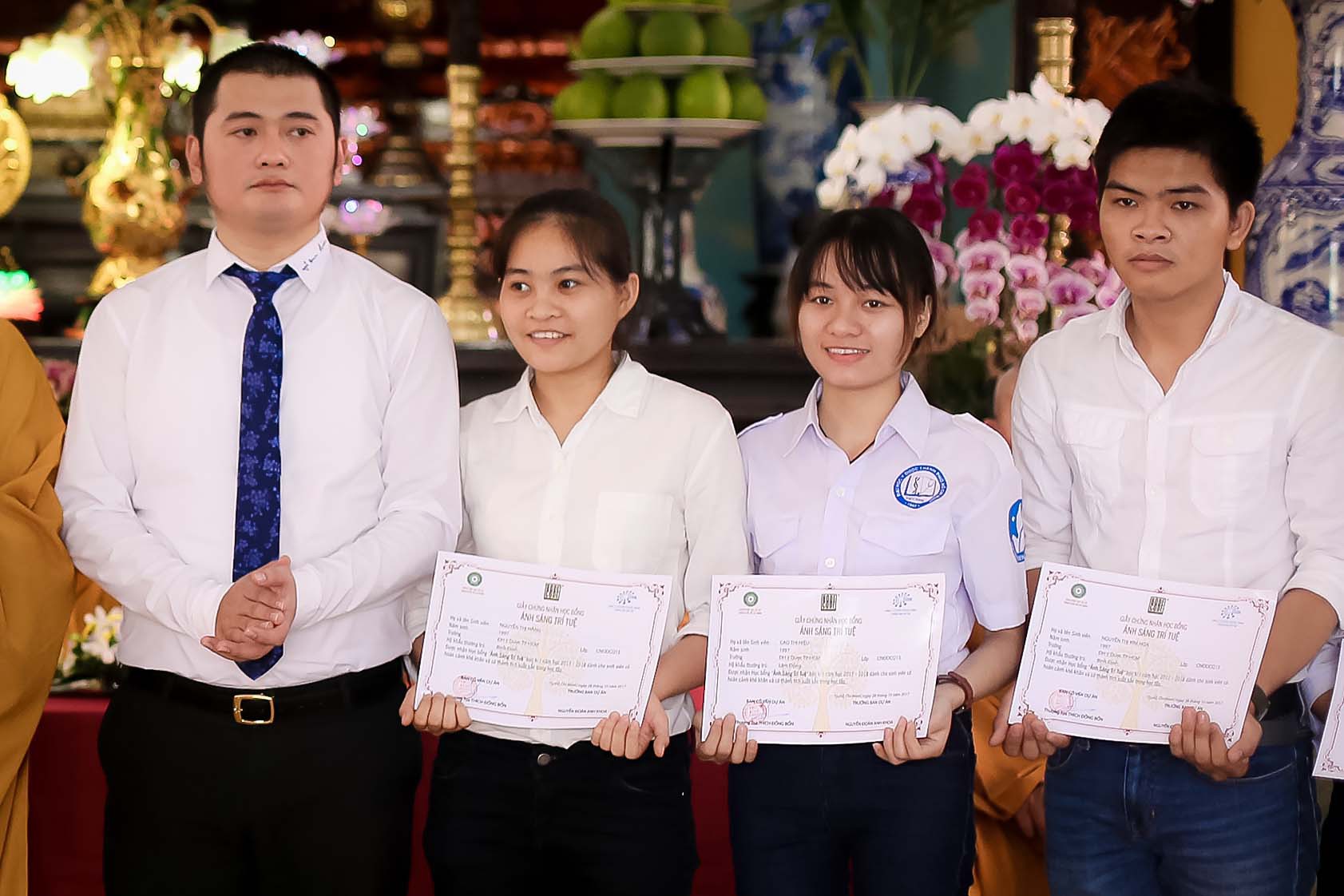 Trao 28 suất học bổng cho sinh viên Trường ĐH Y Dược TP HCM