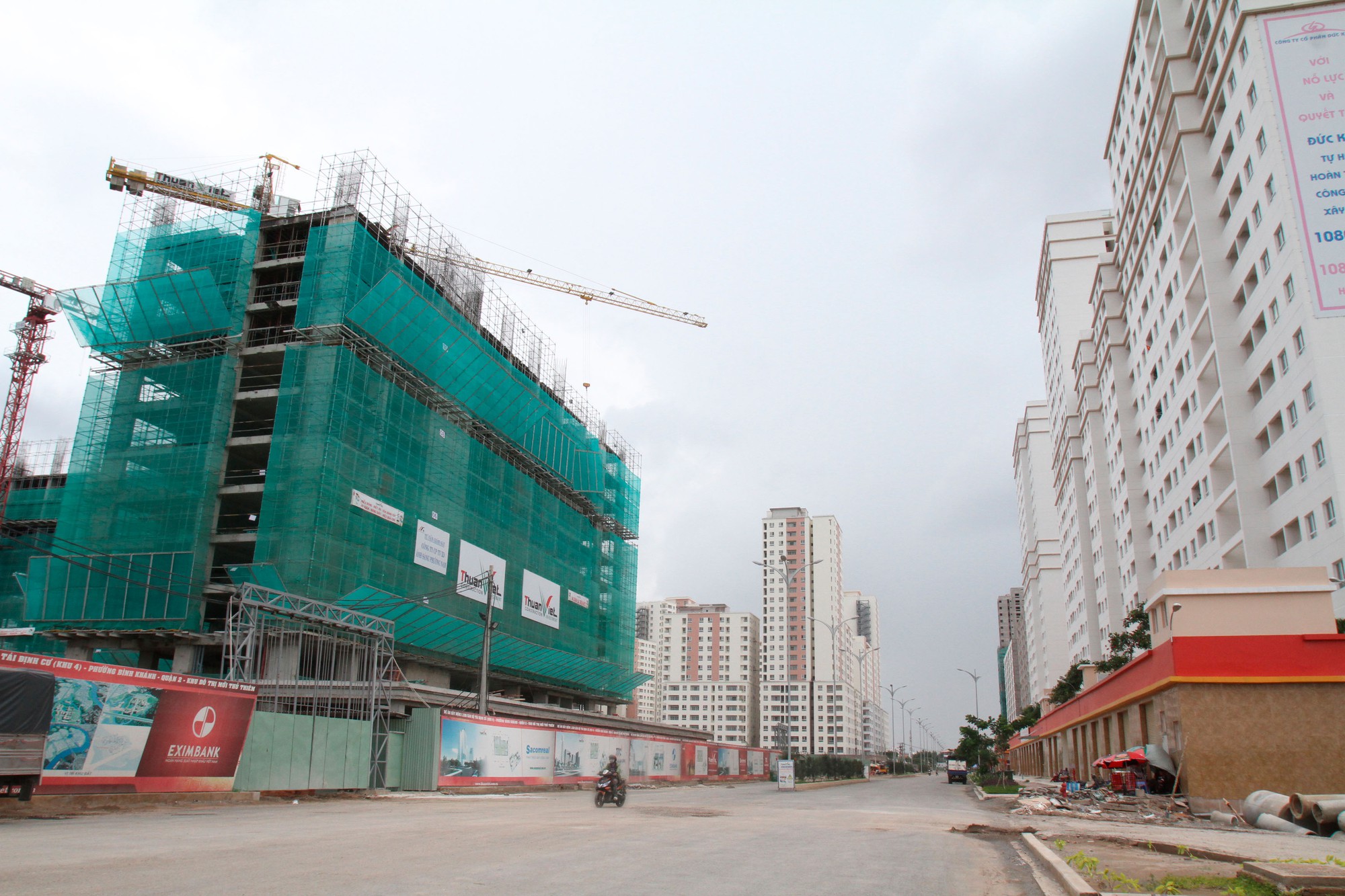 Giá nhà cao gấp 25 lần thu nhập, HoREA đề nghị hoãn đánh thuế tài sản - Ảnh 1.