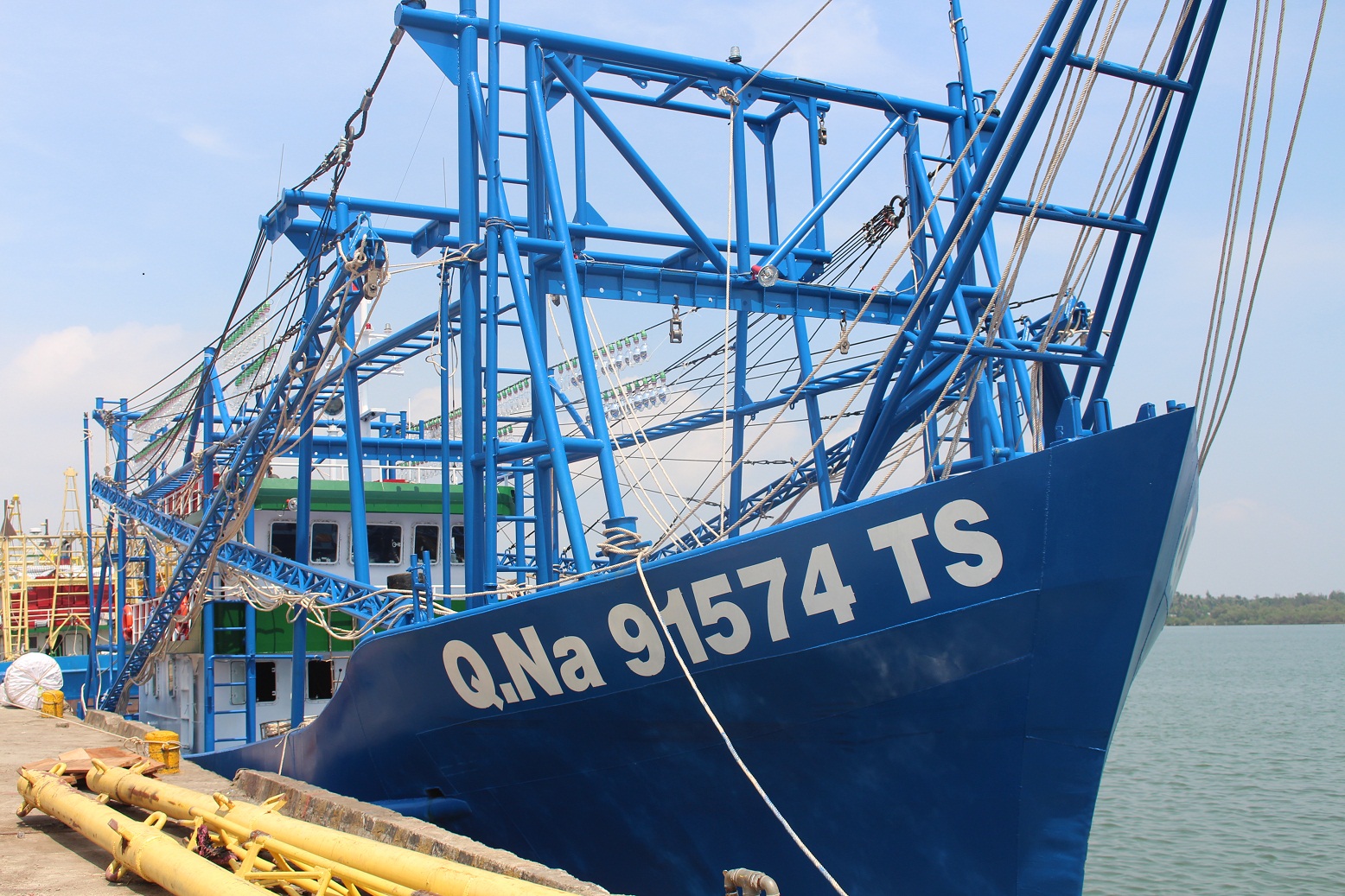 Ngư dân Quảng Nam hạ thủy tàu vỏ thép 17 tỉ đồng