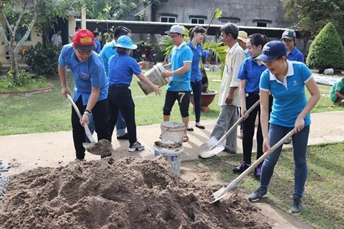 Trao học bổng cho học sinh khó khăn