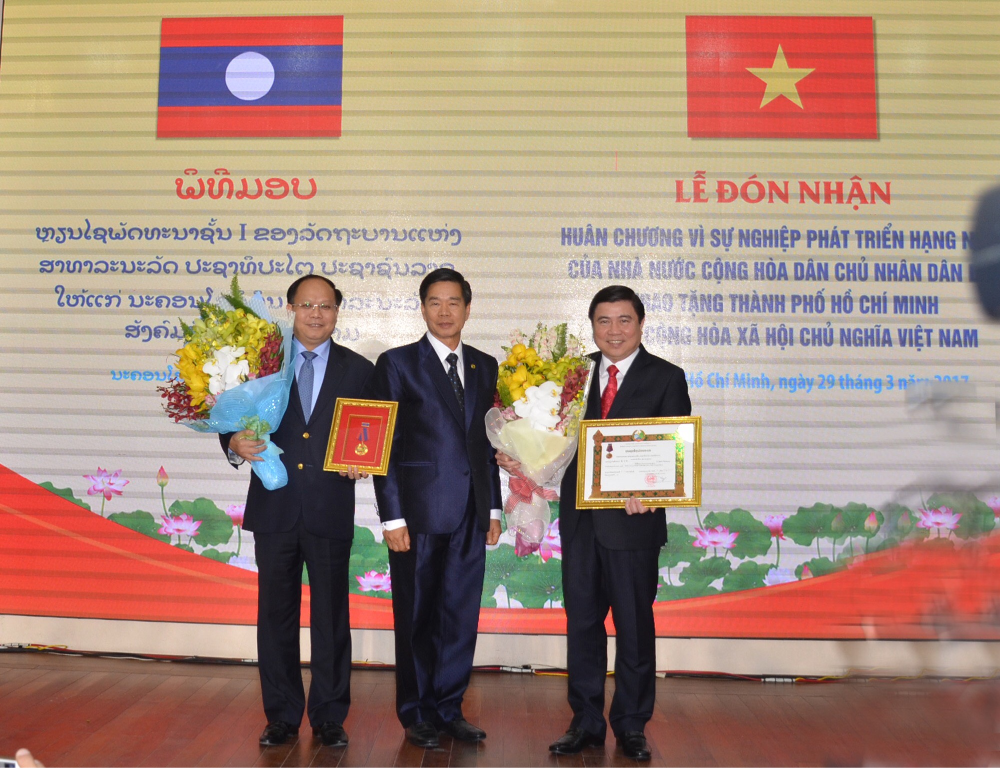 TP HCM nhận Huân chương Phát triển hạng nhất của Lào