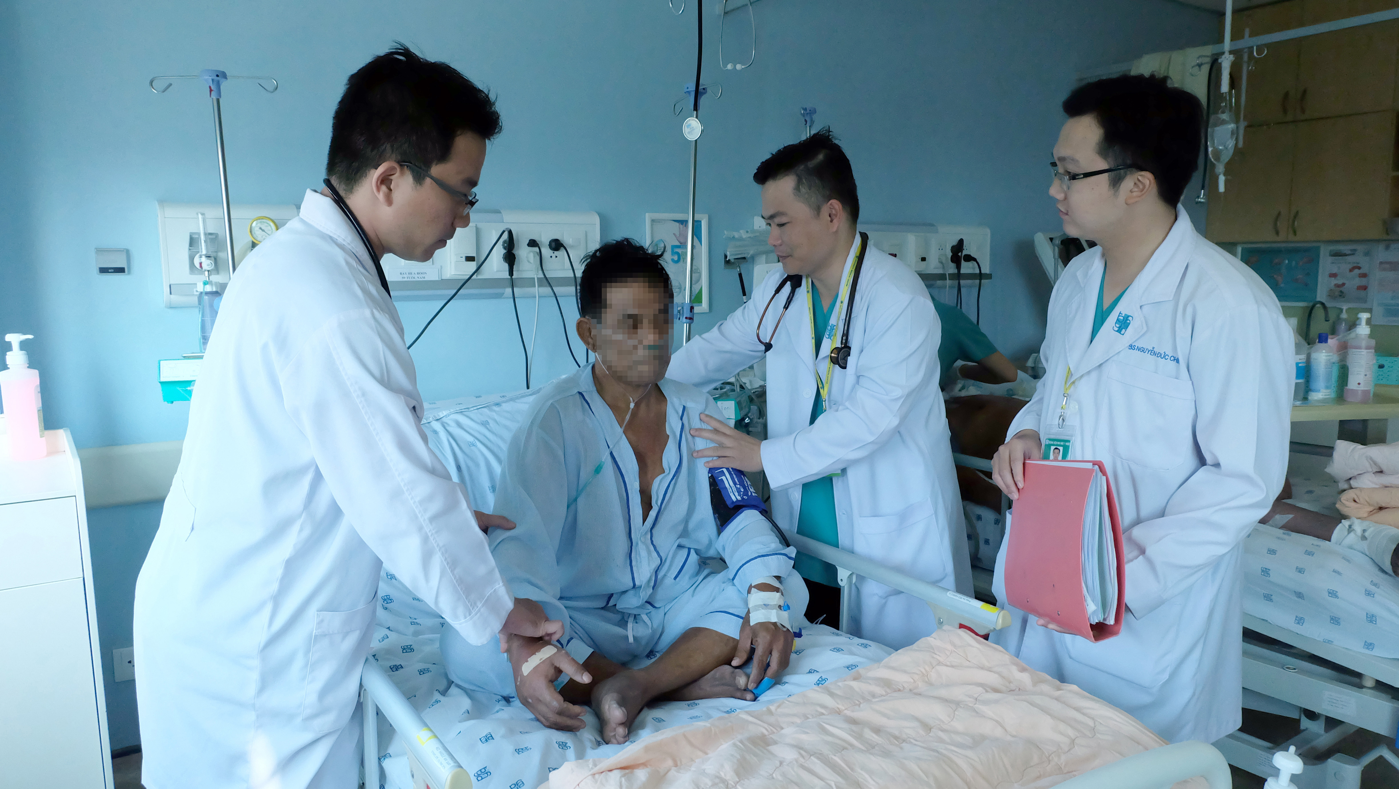 Hai bệnh viện cứu sống người đàn ông nước ngoài