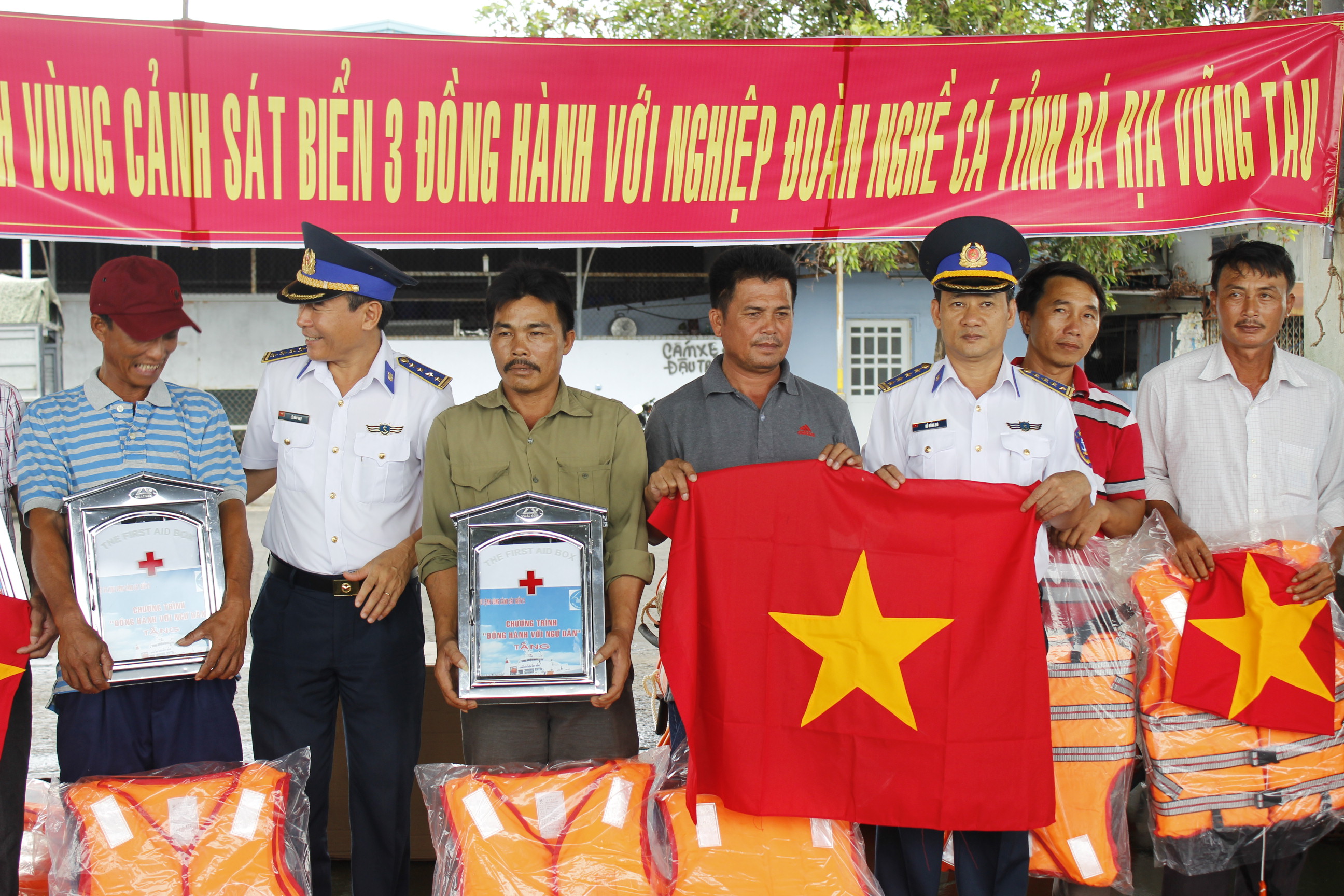 Cảnh sát biển giúp ngư dân ứng phó sự cố trên biển