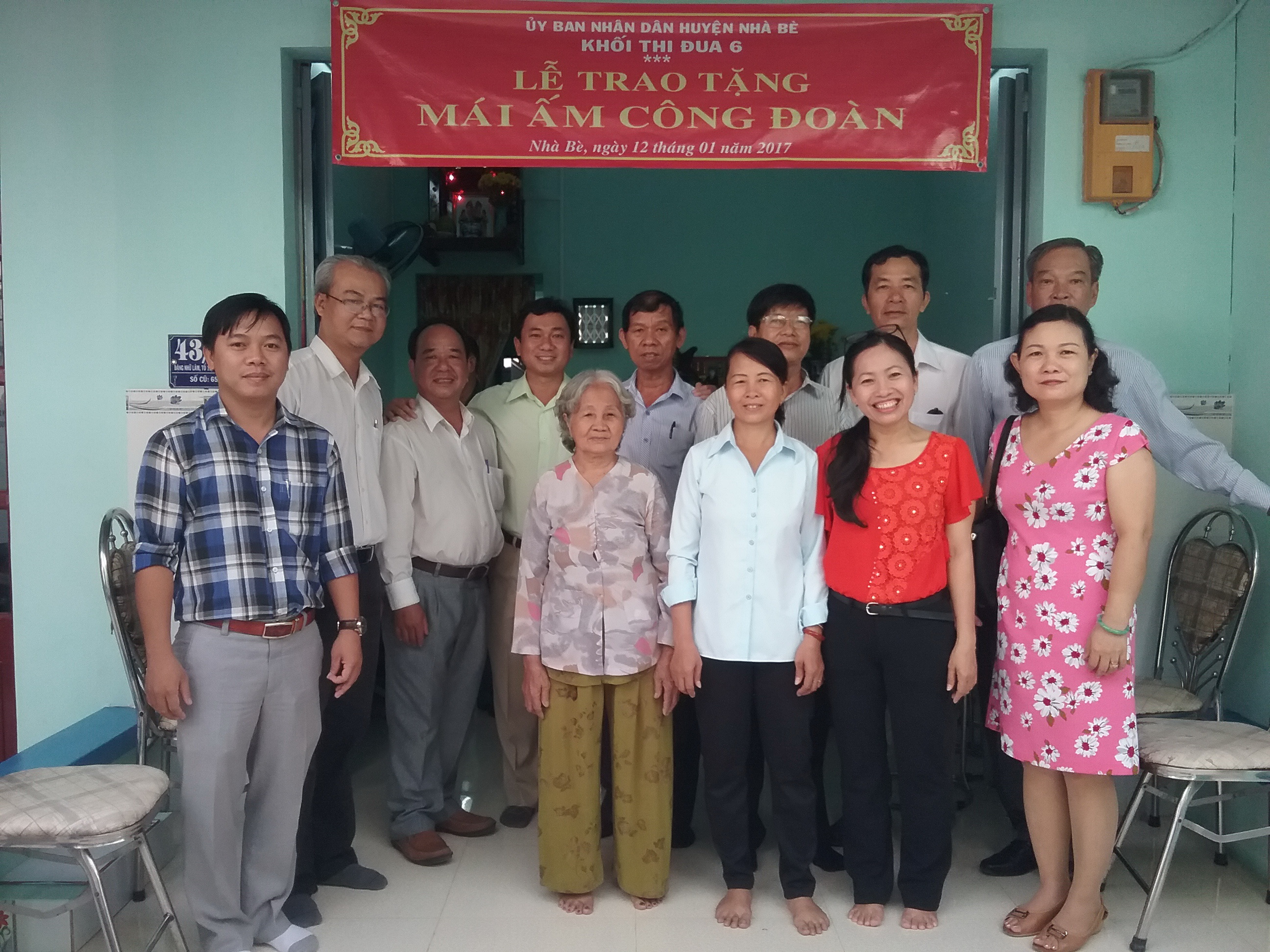 Gia đình chị Trương Thị Vĩnh Phước bên căn nhà mới do LĐLĐ huyện Nhà Bè và Khối thi đua số 6 tặng Ảnh: BẠCH ĐẰNG
