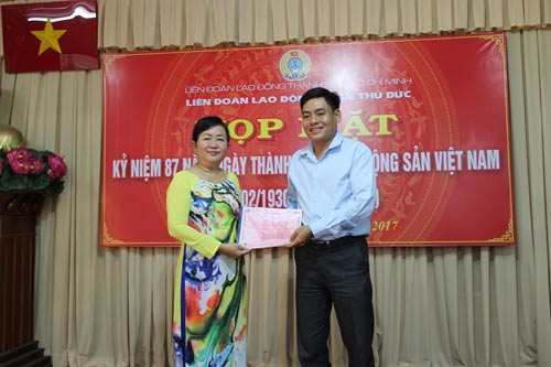 B&agrave; Nguyễn Thị Ngọc Đức, Chủ tịch LĐLĐ quận Thủ Đức, trao danh s&aacute;ch đo&agrave;n vi&ecirc;n ưu t&uacute; để Quận ủy Thủ Đức xem x&eacute;t, kết nạp