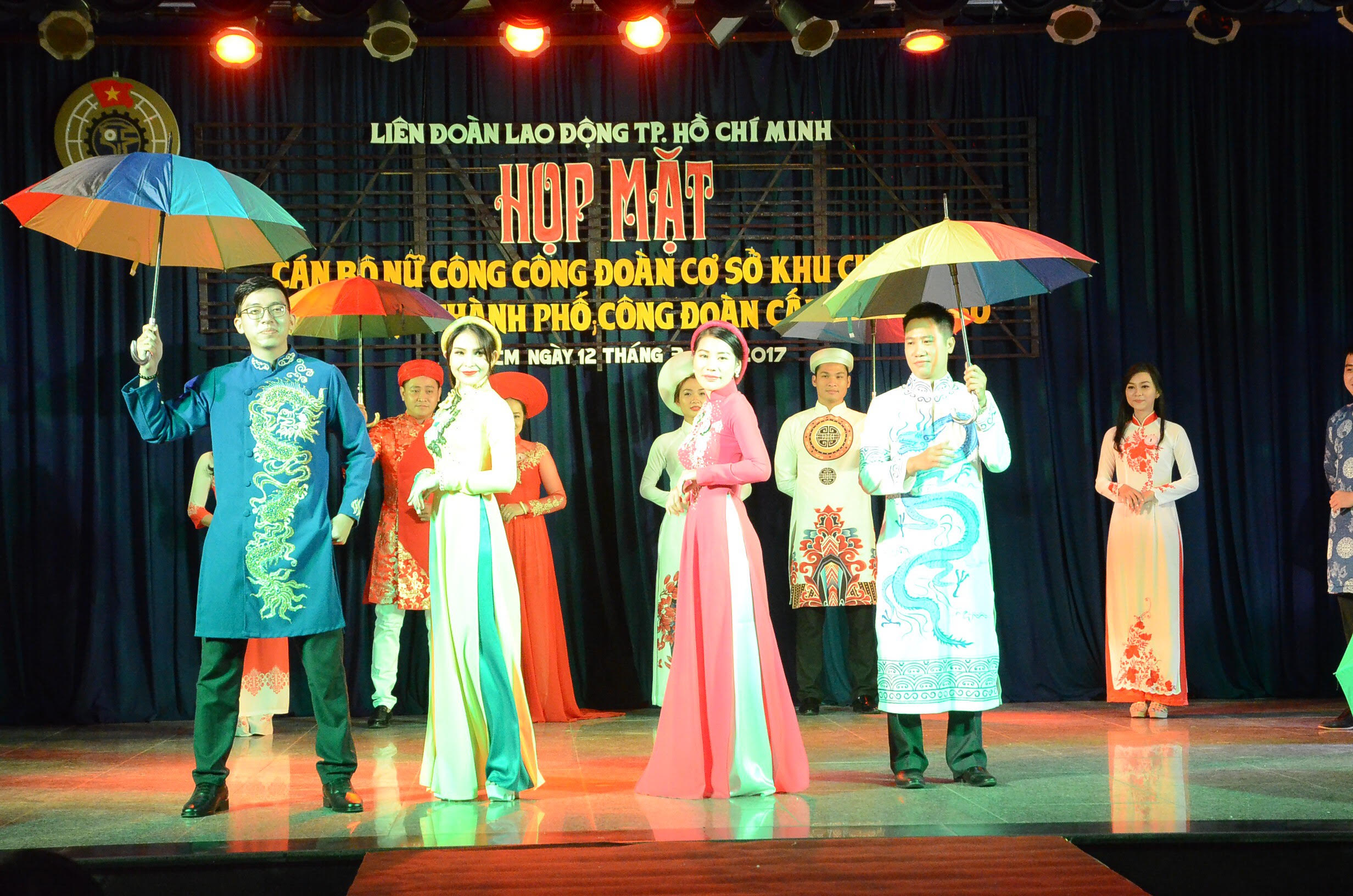 
C&aacute;c nữ th&iacute; sinh tr&igrave;nh diễn trang phục &aacute;o d&agrave;i
