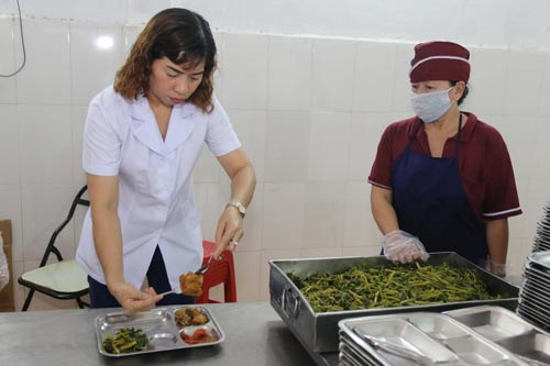 C&ocirc;ng nh&acirc;n ng&agrave;nh may: L&agrave;m kiệt sức, thu nhập b&egrave;o - Ảnh 1.