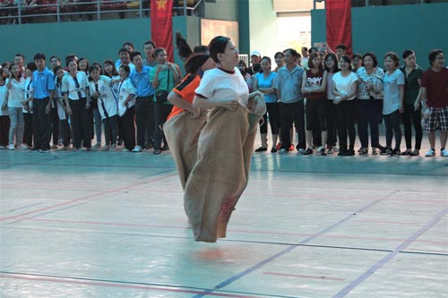 CNVC-LĐ thi nhảy bao bố tại &ldquo;Th&aacute;ng hội thao CNVC-LĐ&rdquo; quận 6, TP HCM